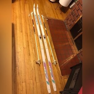 Splitkein cross country skies ,bidding,poles in like new condition